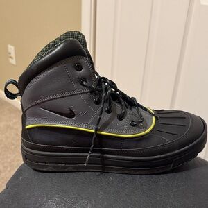 Nike ACG Boys Woodside High GS Boots Size 7Y